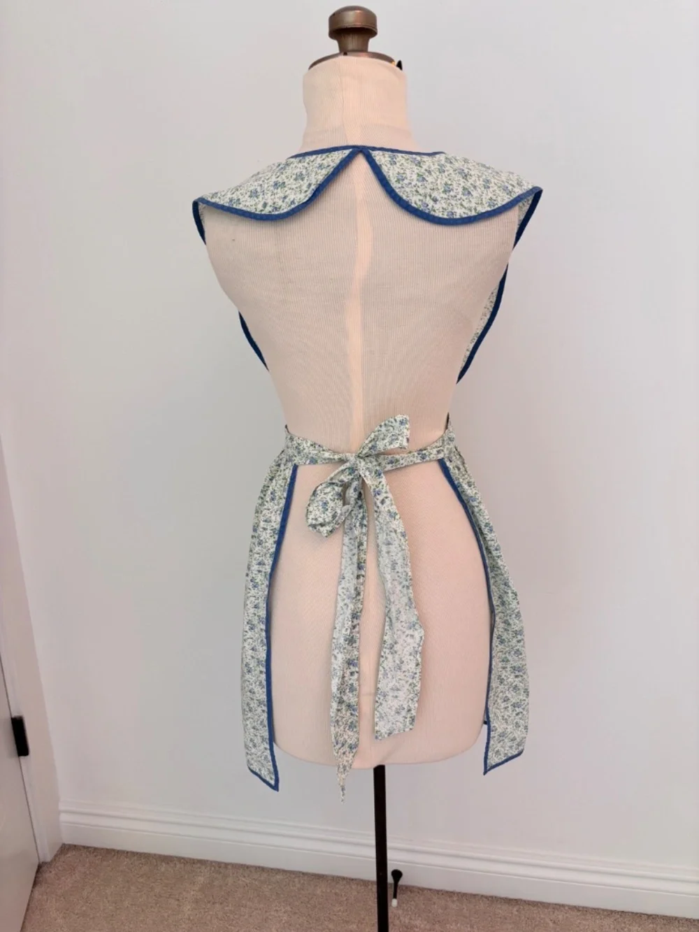 Vintage handmade crossover apron blue and green ditsy-floral blue trim
